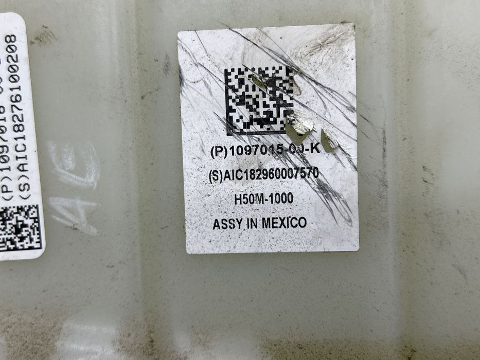 Бачок расширительный в сборе 109701500K для Tesla Model 3 2017-2024