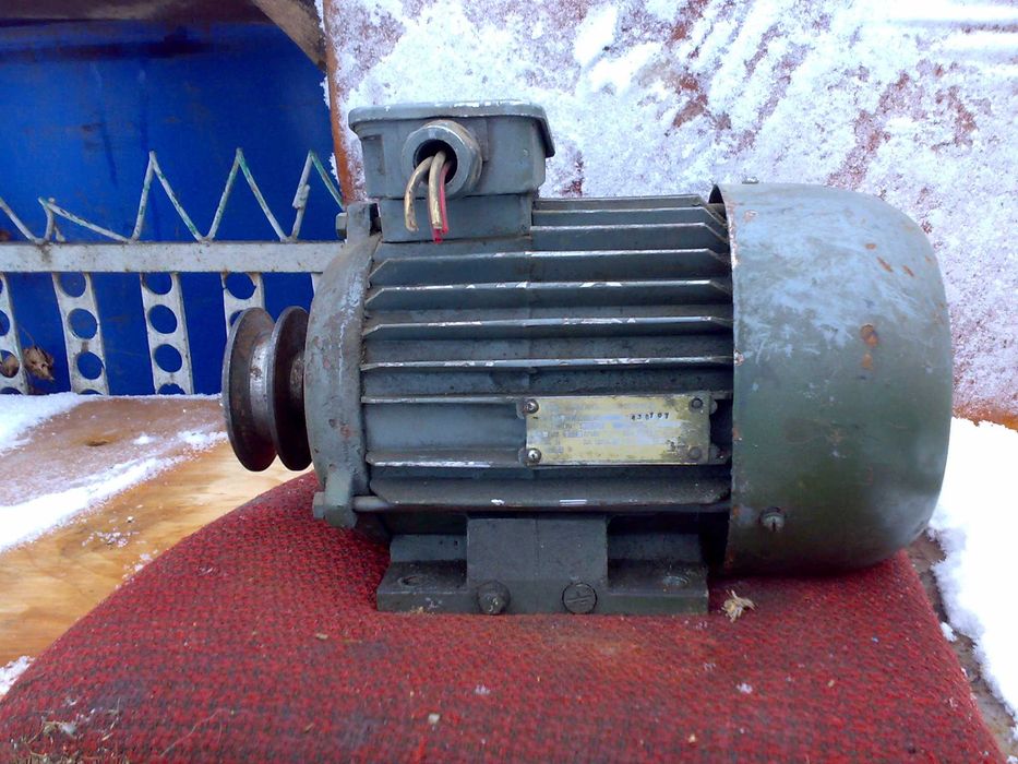 Электродвигатель 2.2 квт.1420 об.4АМ 90ЛС.25 кг.Новый.