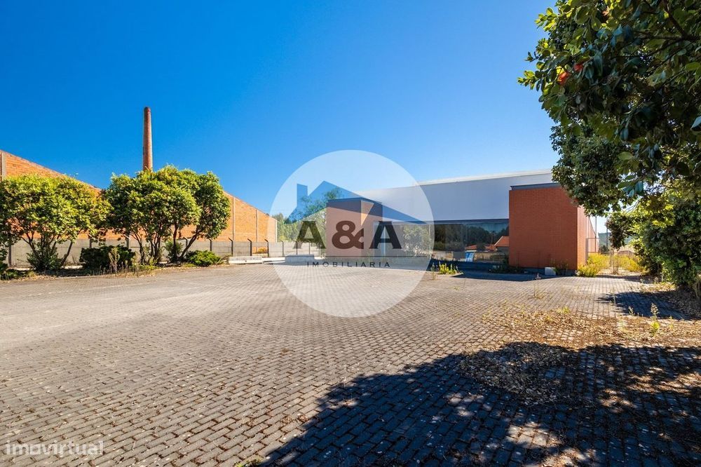 Armazém Industrial com parqueamento e Visibilidade