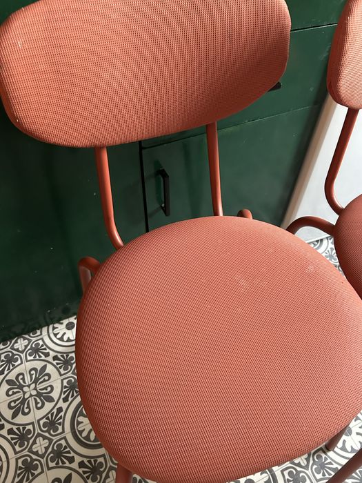 Czerwonobrązowe ceglane pomarańczowe krzesła loft ikea proste ÖSTANÖ