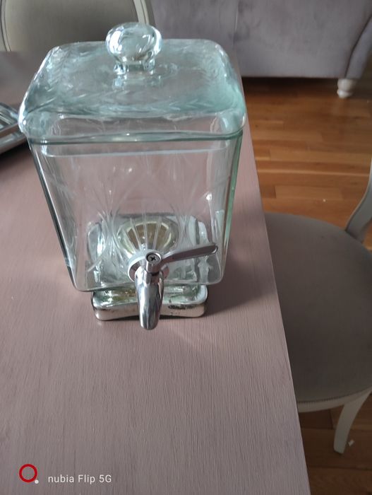 Karafka z kranikiem z bardzo grubego szkła