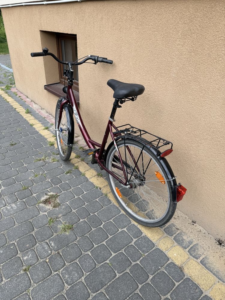 Rower damka z koszykiem i bagażnikiem.