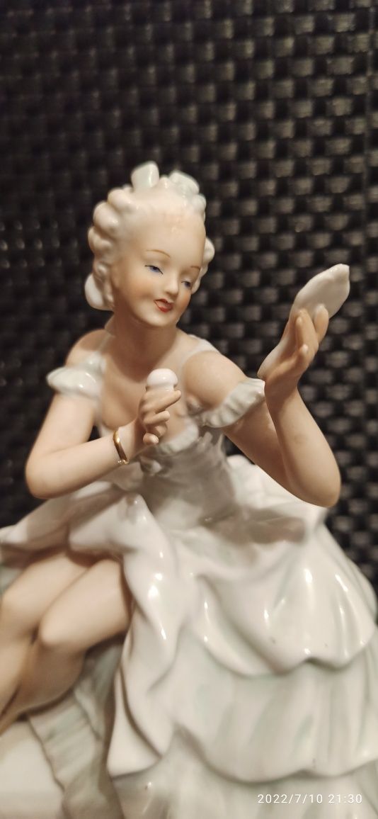 Porcelana Schaubach-Kunst Figurka Damy z lusterkiem