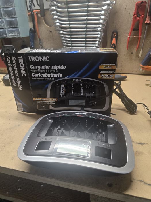 Carregador de pilhas universal novo