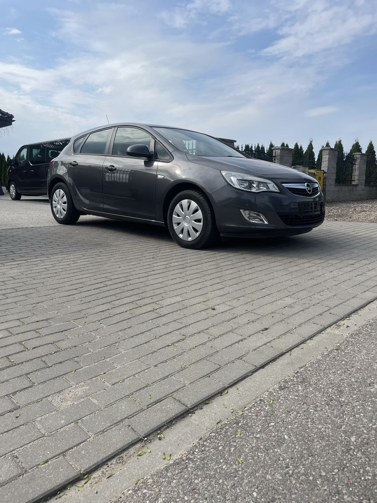 Astra J 2010 r 1.4 turbo 184 tys km