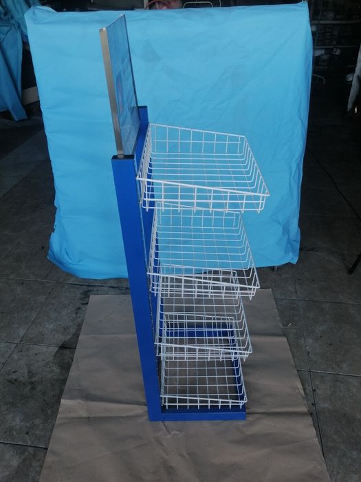 Expositor de ferro com gaveta