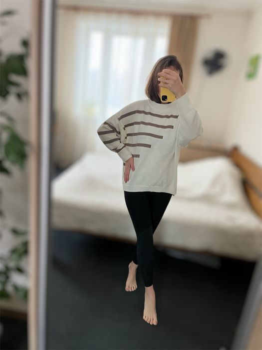 Светр жіночий молочний