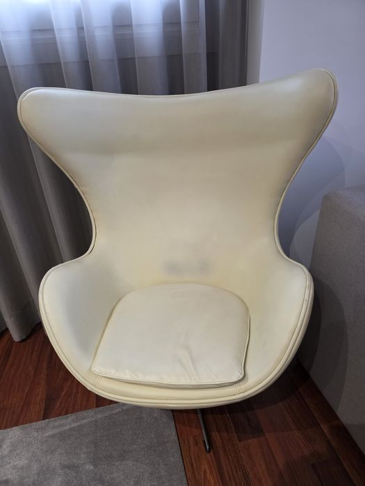 Poltrona Egg de couro bege.