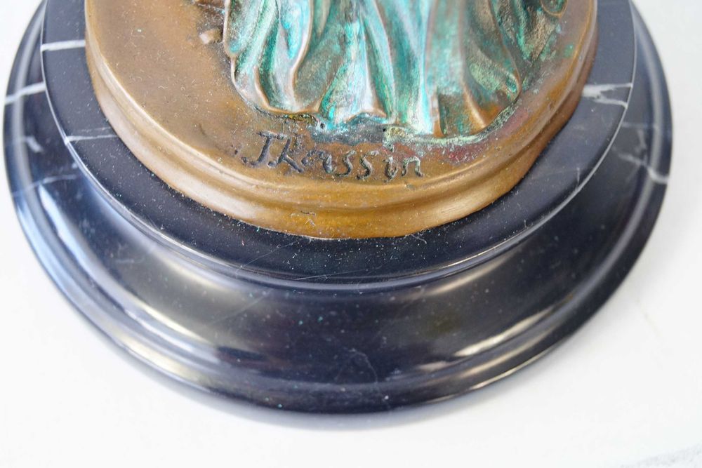 Kobieta ze skrzypcami figura z brązu skrzypaczka patyna