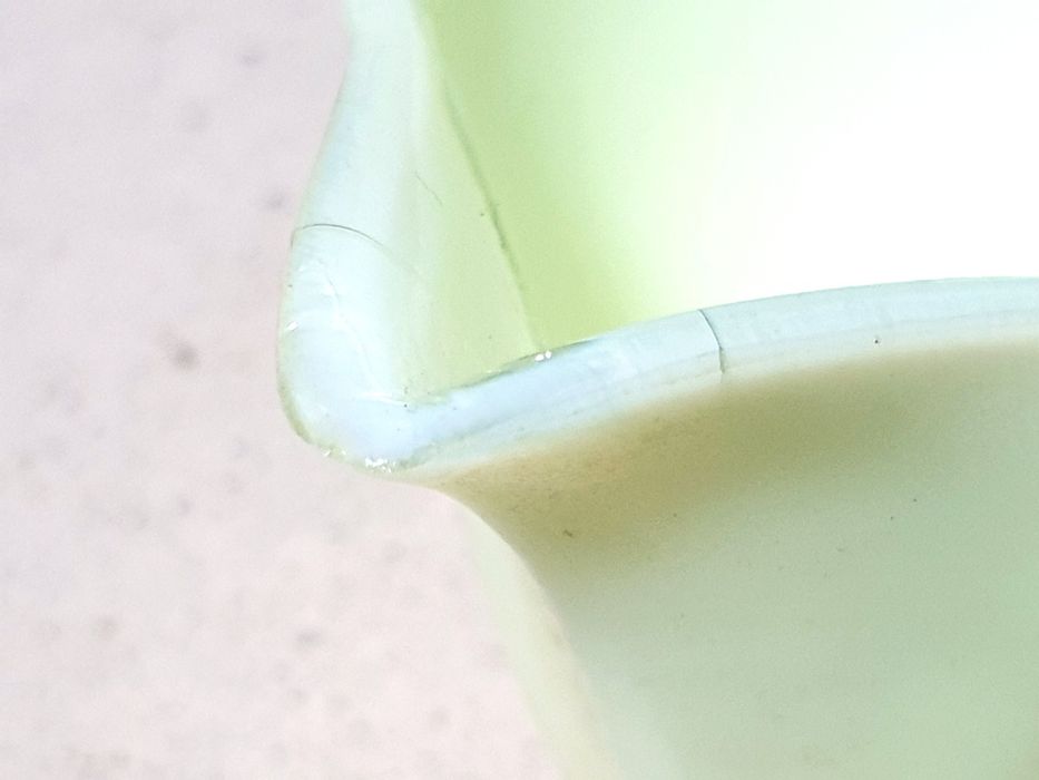 Raro antigo conjunto de jarrinhos em vidro opalino urânio