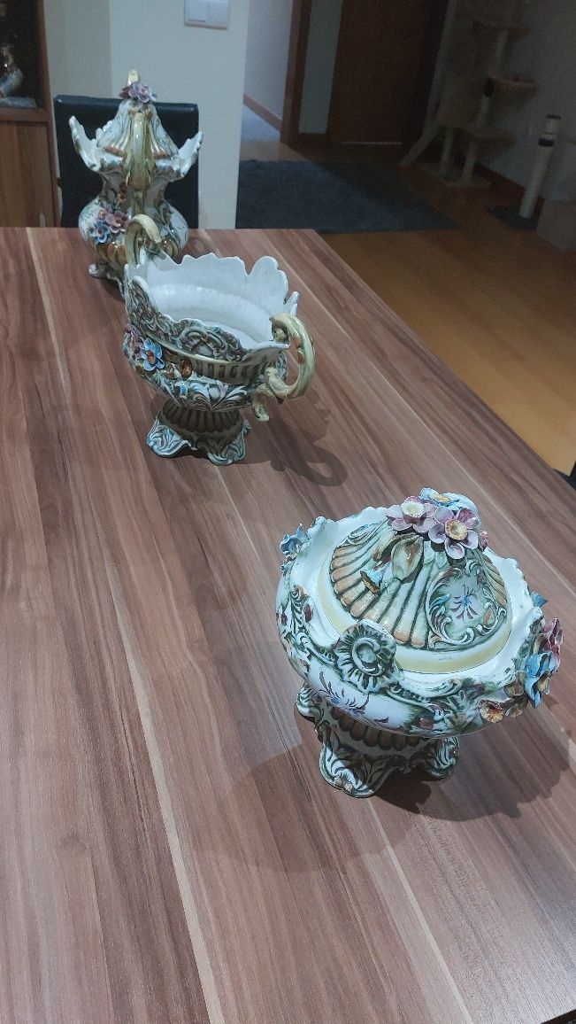 3 peças de porcelana.