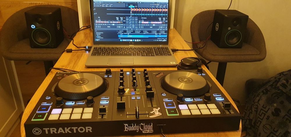 Повний сетап (контролер, ноутбук, студійні монітори, навушники)