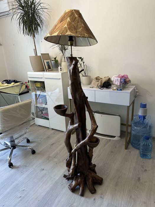 бра ручної роботи дерево та старовинний деревяний стул