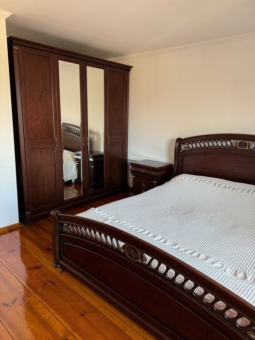 Спальний гарнітур ( ліжко, при﻿ліжкові тумби, комод, шафа), Б/у.