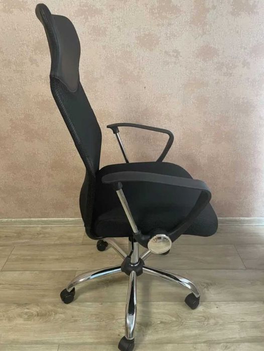 крісло офісне комп'ютерне для персоналу з вентильованою спинкою