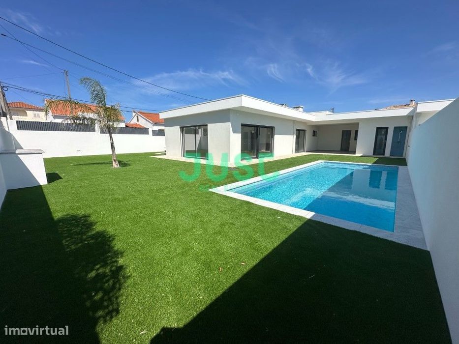 Moradia pronta, térrea, T4, com 3 suítes, piscina e garagem em Azei...