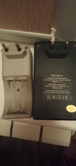 Дві зарядки на акумолятори АА і ААА