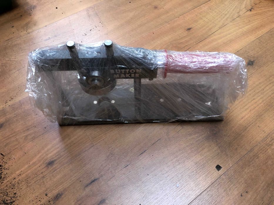 Máquina para montar abre garrafas 60 x 90 mm NOVA