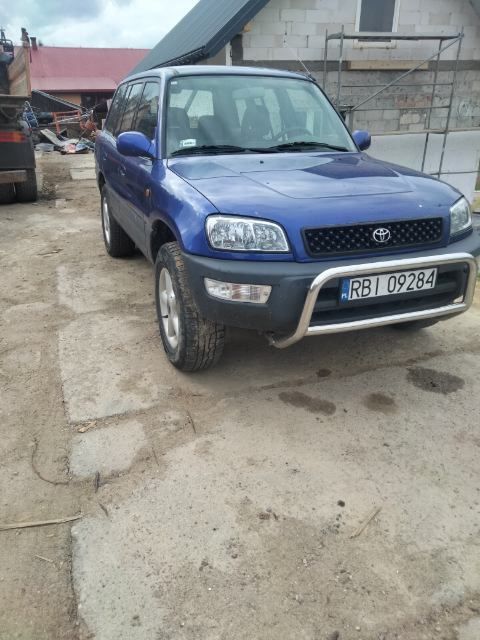 Toyota RAV 4 samochód terenowy