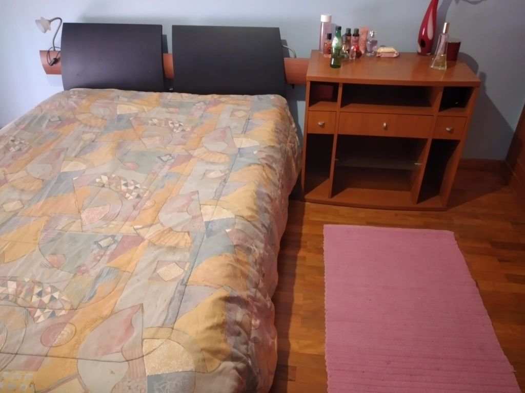 Mobilia de quarto cama com colcao e movel de apoio em madeira