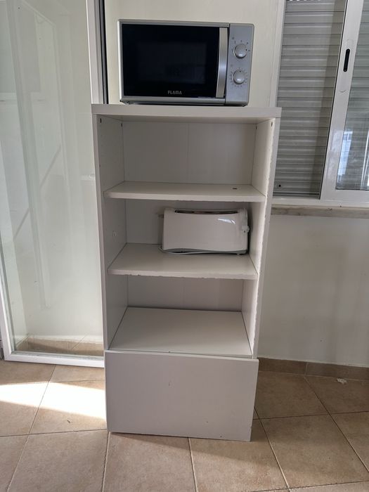 Estante IKEA com porta
