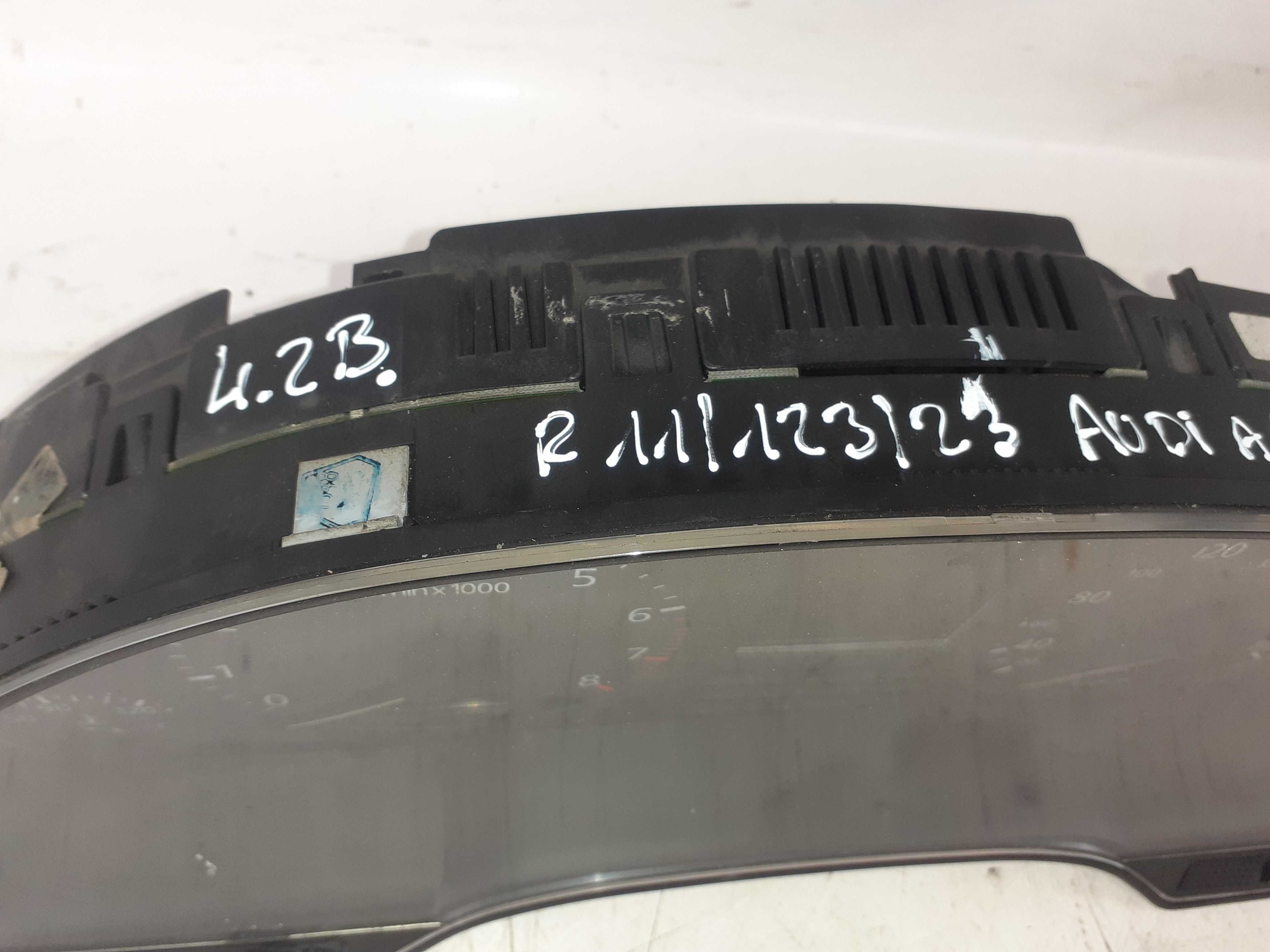 Licznik Zegary Prędkościomierz Audi A8 D2 4.2 B