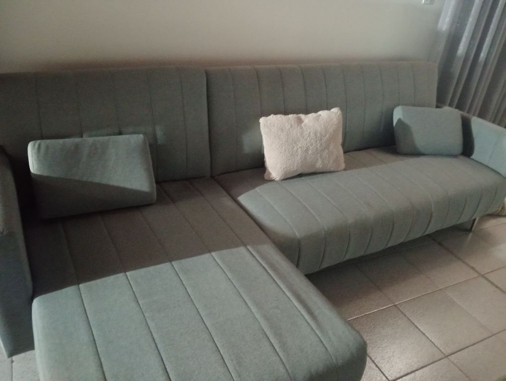 Sofá nunca usado faz de cama
