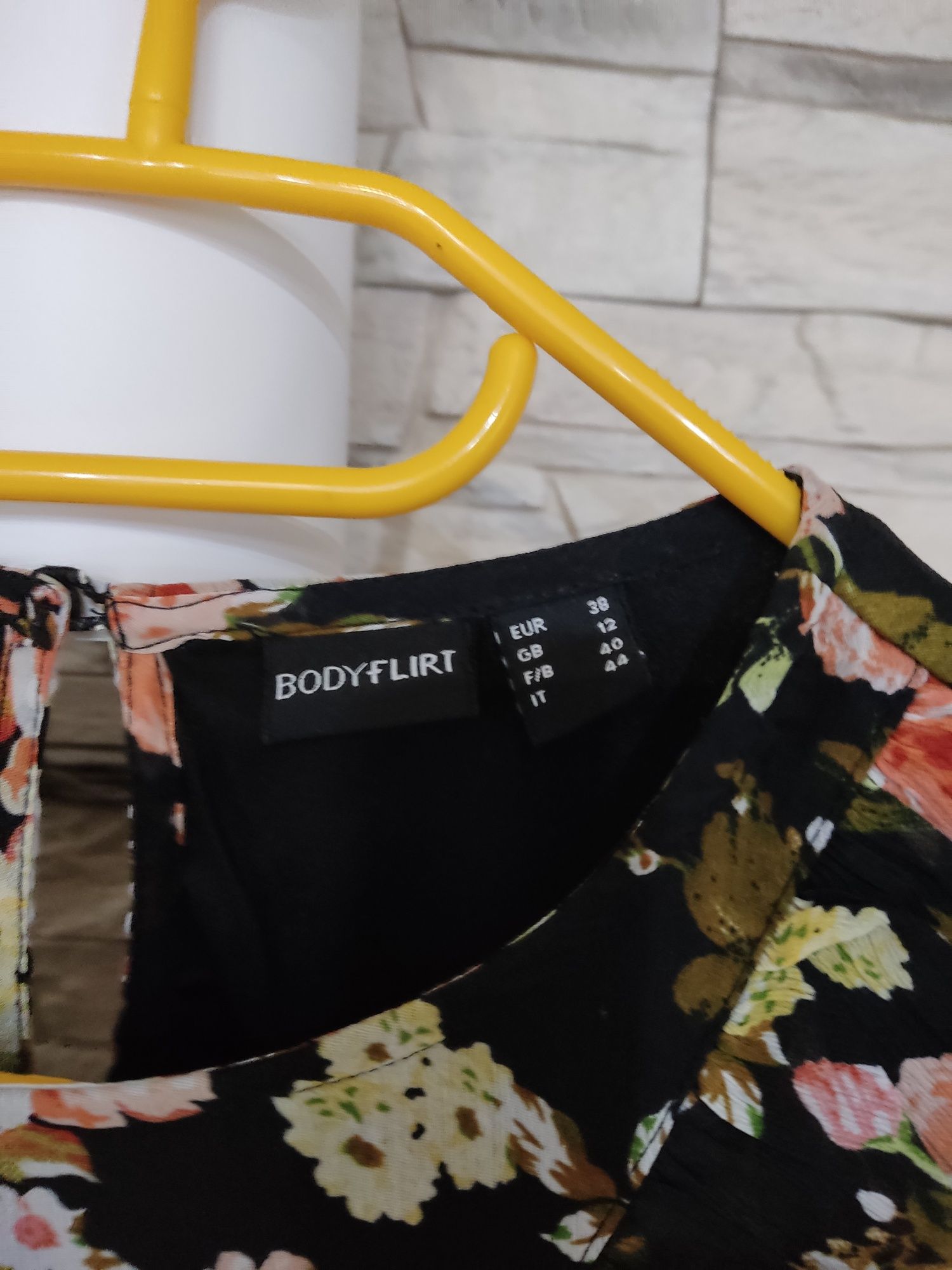 Urocza bluzeczka z falbanką 38 Bon Prix