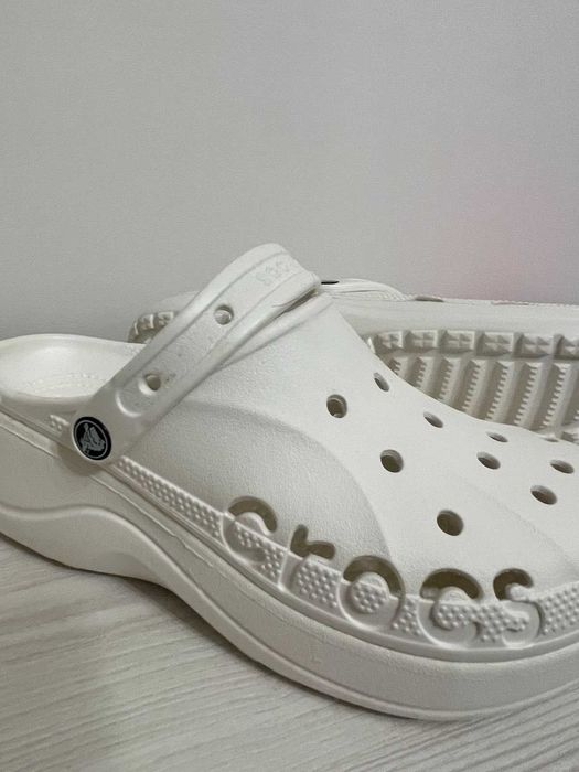 Стильні та зручні крокси Crocs Baya Platform Clog у білому кольорі
