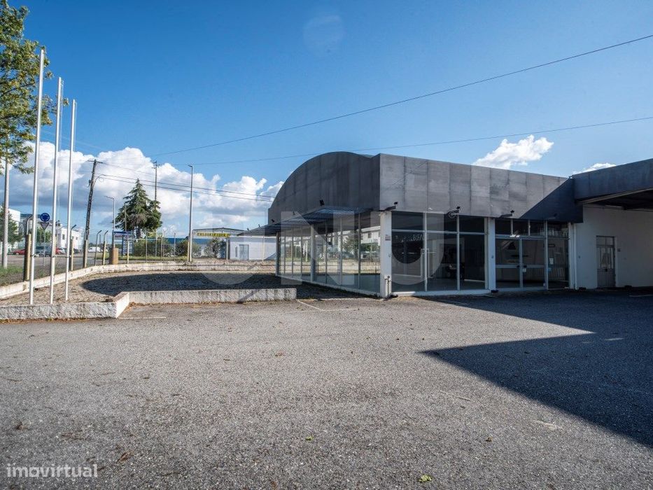 Pavilhão com 375 m2 de área - Zona Industrial