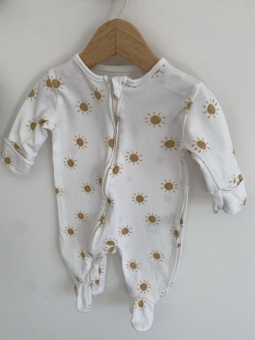 Pajac next 56 biały w beżowe słoneczka jak newbie