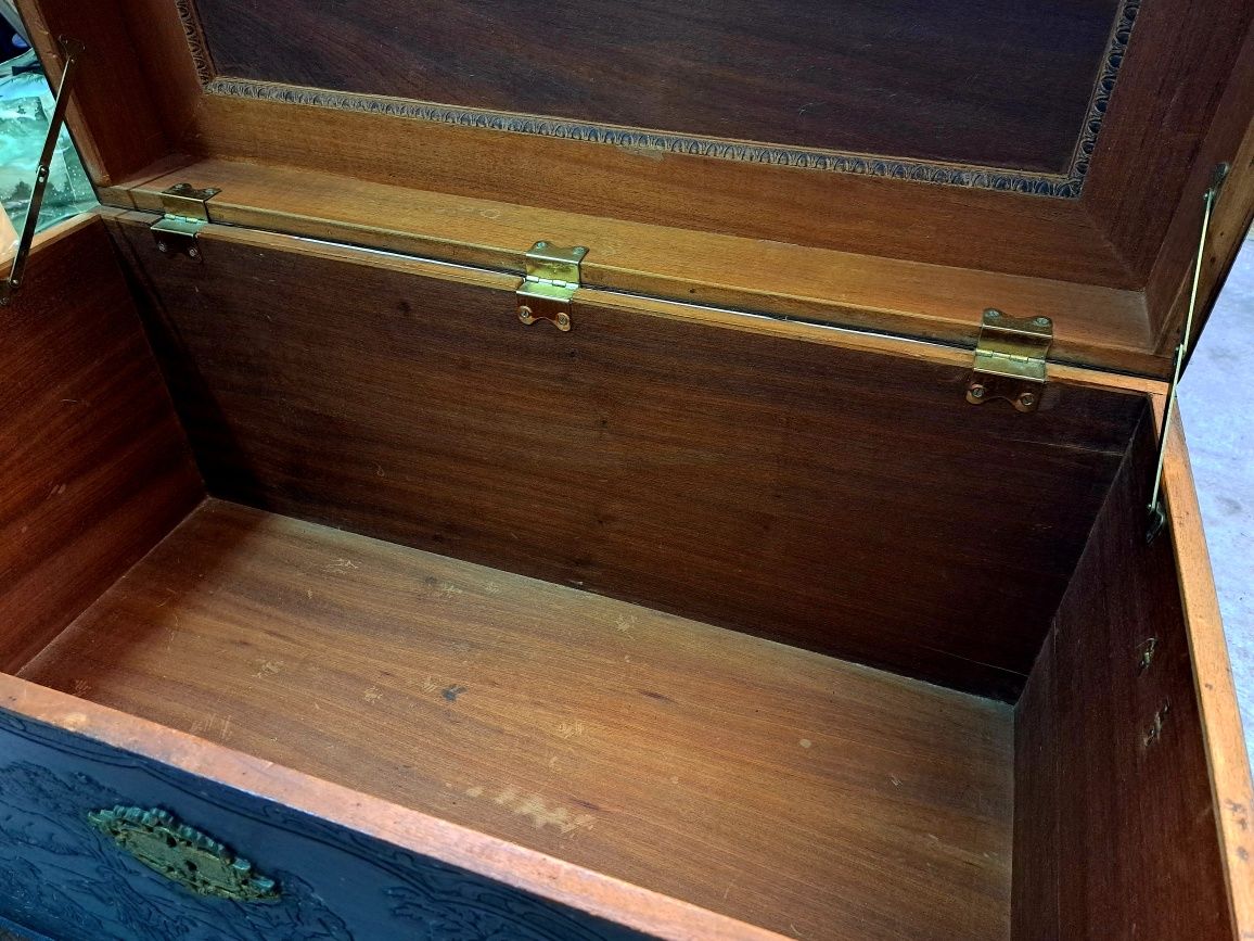 Arca baú em madeira maciça gravada à mão