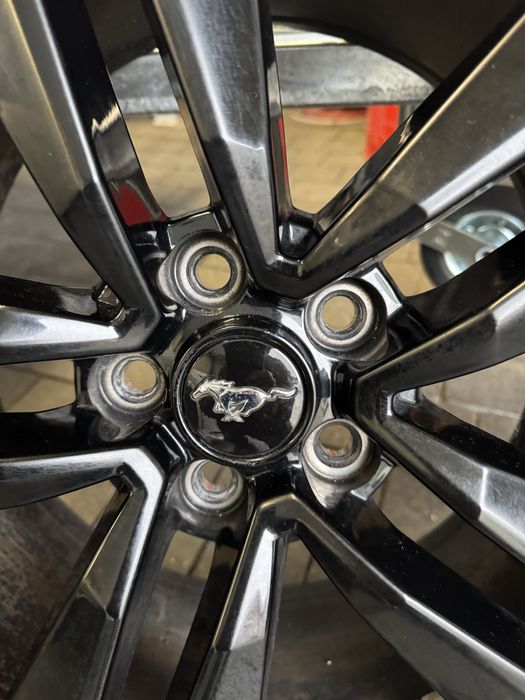 Ford Mustang, koła z oponami zimowymi 255/40 R19