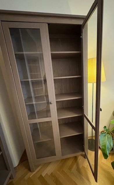 Witryna Hemnes Ikea w bardzo ładnym kolorze. Idealna na książki.