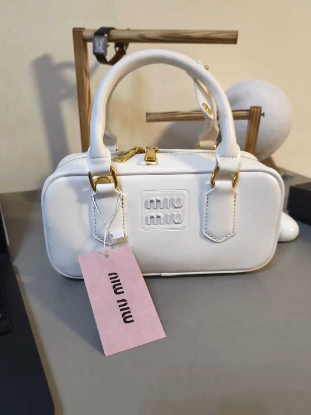 Miu Miu biała torba - letni must-have 2024