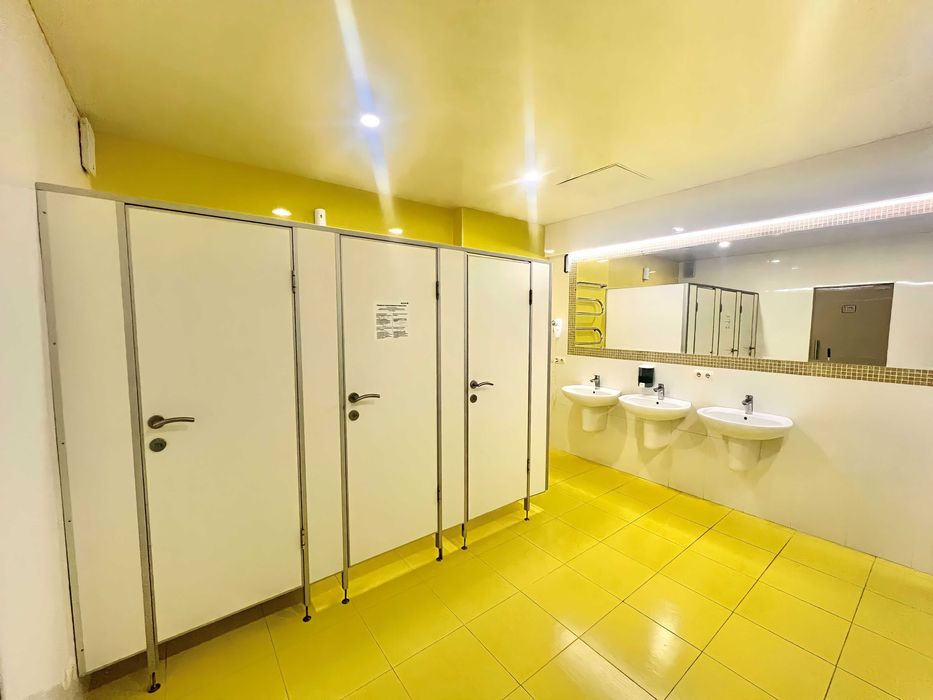 Сучасний хостел у Голосіївському р-ні – зручний вхід, перший поверх.