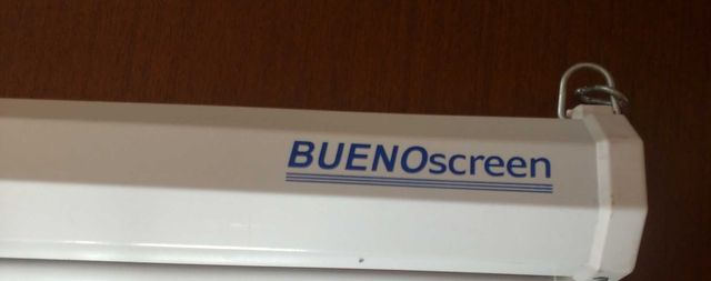 Ekran projekcyjny Buenoscreen ok. 150 cali (300cm szer.)