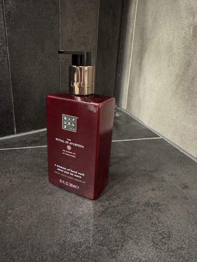 Dozownik na mydlo Rituals w pompce czerwone premium