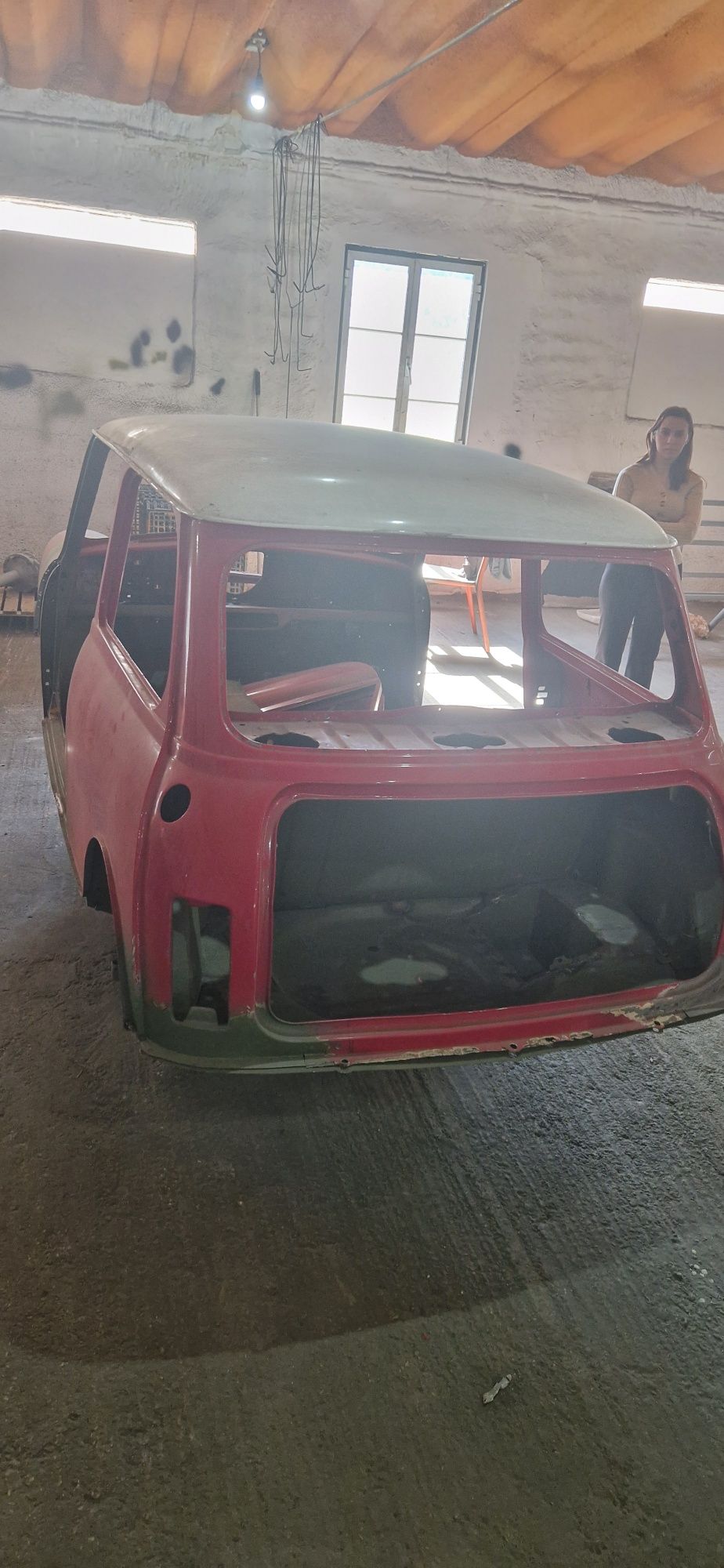 Mini 1000 vermelho de 1973, em fase adiantada de restauro