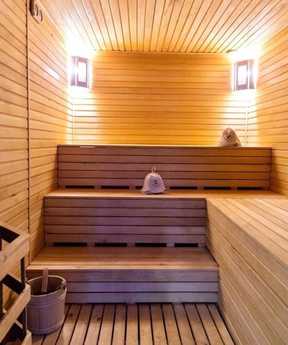 Приміщення комерційного призначення,діючий бізнес,приватизована земля.