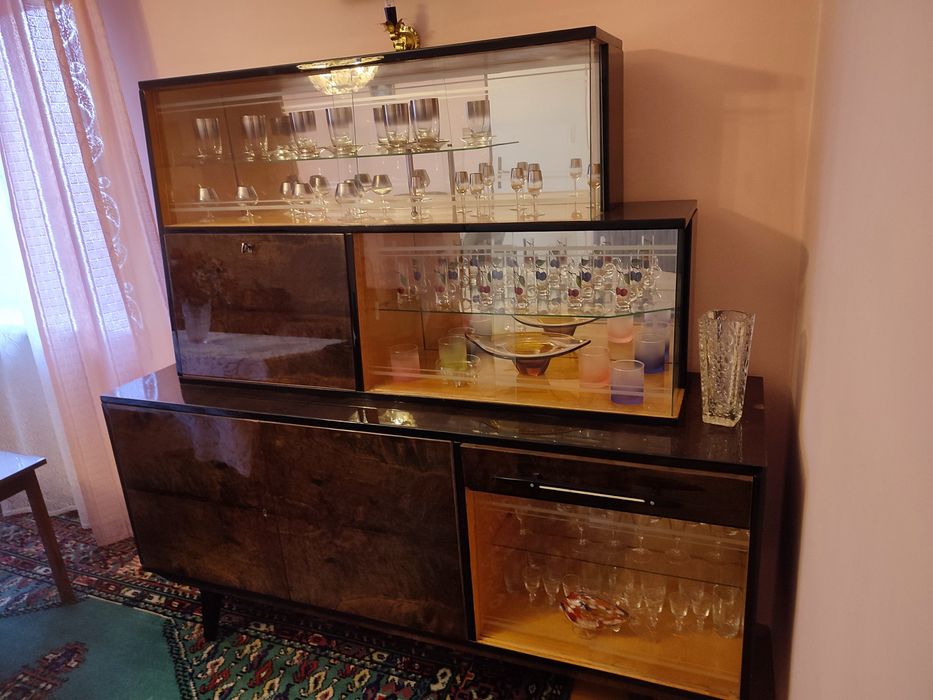 Sprzedam dwa Kredensy PRL + fotele i krzesła