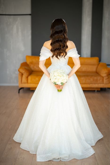 Весільна сукня s