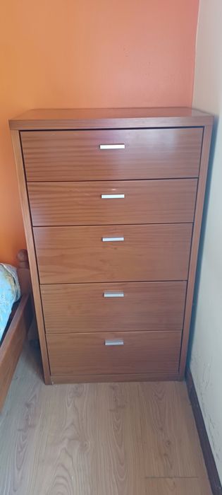 Camiseiro em madeira