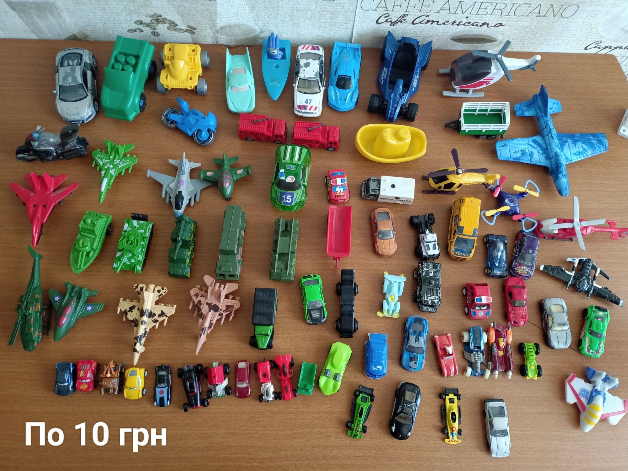Іграшки машинки модельки літаки поїзд