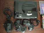 Consola  Sega Mega Drive com três jogos, dois comandos e cabos.