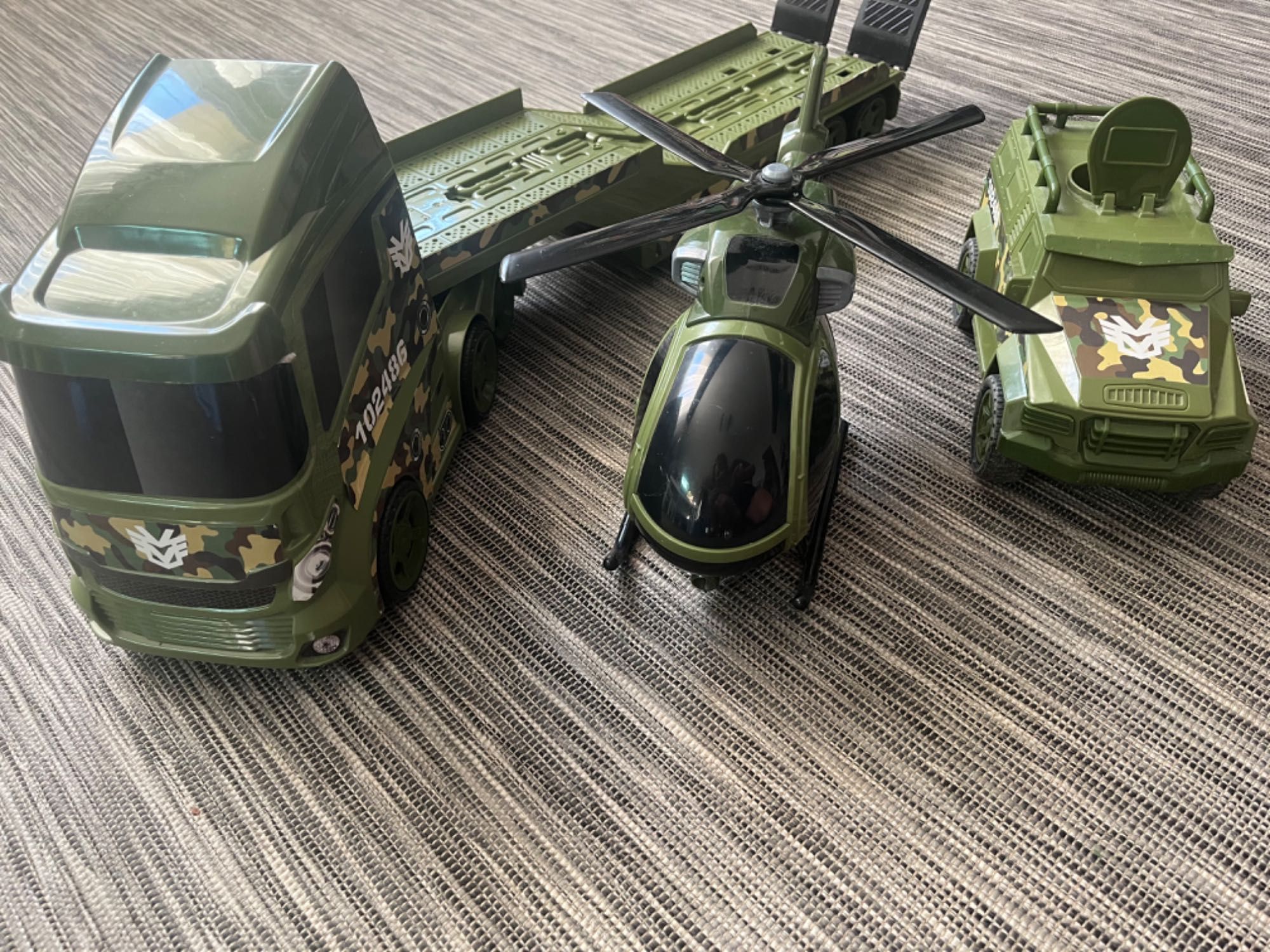 Duży zestaw wojskowy helikopter, laweta, dźwięki, światła.