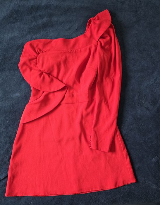 Czerowna sukienka lou Ayko na jedno ramię S 36