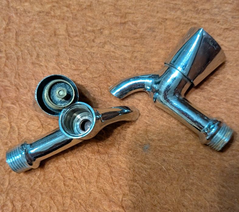 Два монокрани для монтажу зі стіни.