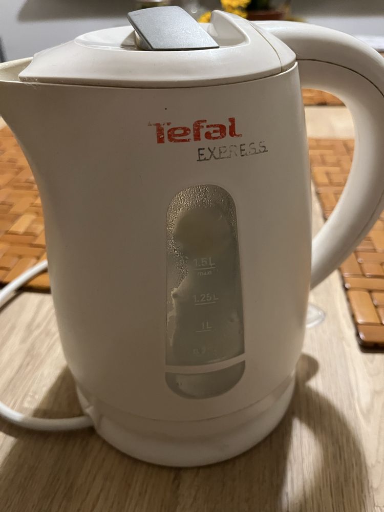 Czajnik bezprzewodowy Tefal - biały