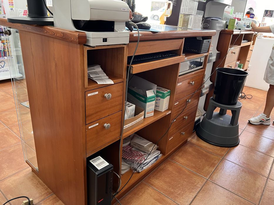 Movel madeira nogueira,vitrine na frente,gavetas e prat atras